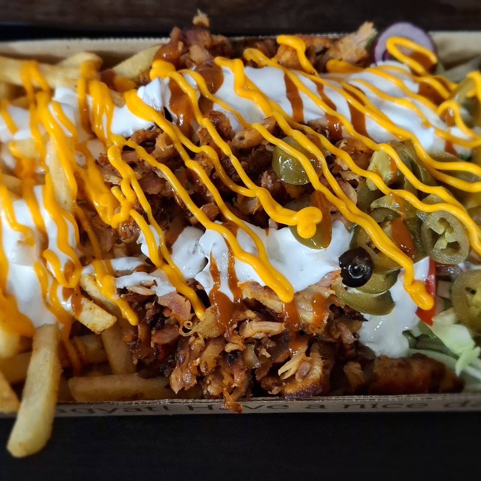 Halomnyi grillezett souvlaki csirke szezámmaggal megszórva, kerek fatálon, rozmaringgal.